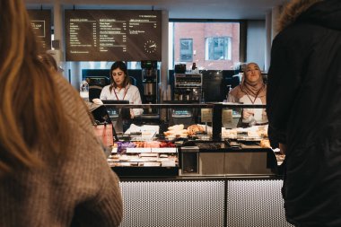 Londra, İngiltere - 5 Ocak 2018: İnsanlara dek Pret a Manger, İngiltere merkezli ve yaklaşık 500 mağaza dokuz ülkede popüler uluslararası sandviç dükkanı zinciri içinde.