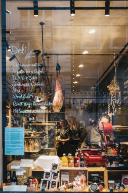 Londra, İngiltere - 5 Ocak 2019: Petersham kreşler Şarküteri Covent Garden'da içindeki emekçilerin, pencere görünümü sanıyordum. Covent Garden Londra mağazalar ve restoranlarla dolu bir ünlü turistik bölgedir.
