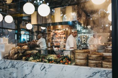 Londra, İngiltere - Ocak 5,2019: Covent Garden Market, Londra, İngiltere'de en popüler turistik yerleri restoranda içinde personelin pencereden görünümü.
