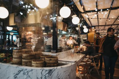 Londra, İngiltere - Ocak 5,2019: Covent Garden Market, Londra, İngiltere'de en popüler turistik yerleri restoranda içinde personelin pencereden görünümü.