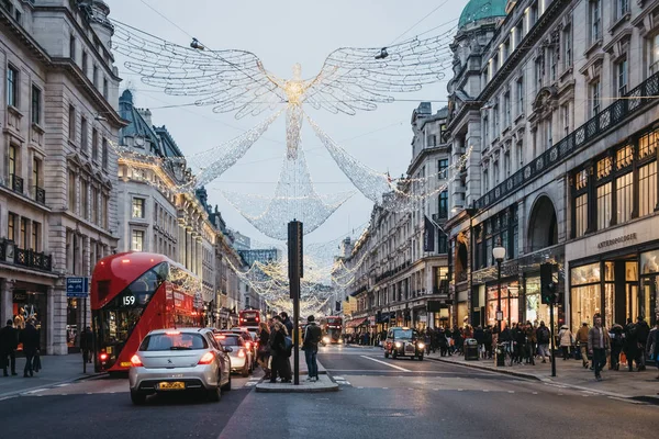 ロンドン イギリス 2019 モーション ブラーがバス リージェント ストリートの天使のクリスマスの照明の下で歩行者 リージェント ストリート ロンドンのウエスト — ストック写真