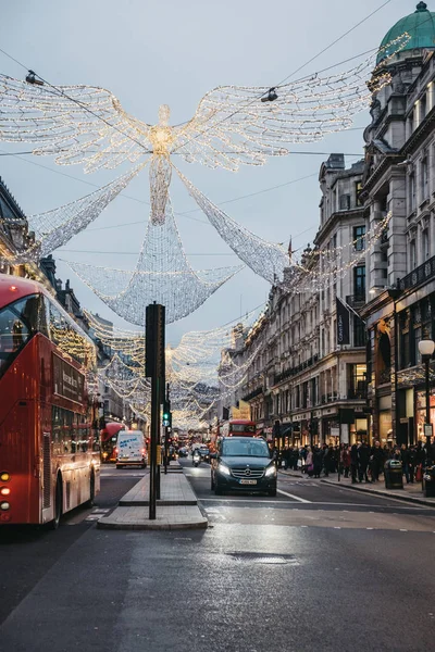 ロンドン イギリス 2019 モーション ブラーがバス リージェント ストリートの天使のクリスマスの照明の下で歩行者 リージェント ストリート ロンドンのウエスト — ストック写真