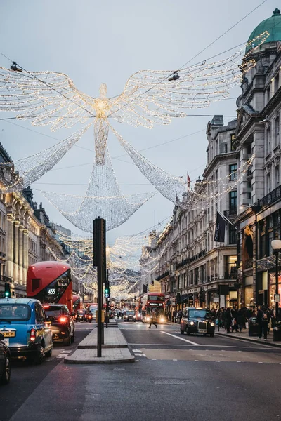 London Storbritannia Januar 2019 Busser Biler Fotgjengere Angel Christmas Lights – stockfoto