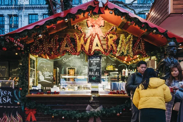 ロンドン イギリス 2018 クリスマス ポップアップ レスター スクエアの市場内食品によって人々 が立っています レスター スクウェアはロンドン — ストック写真