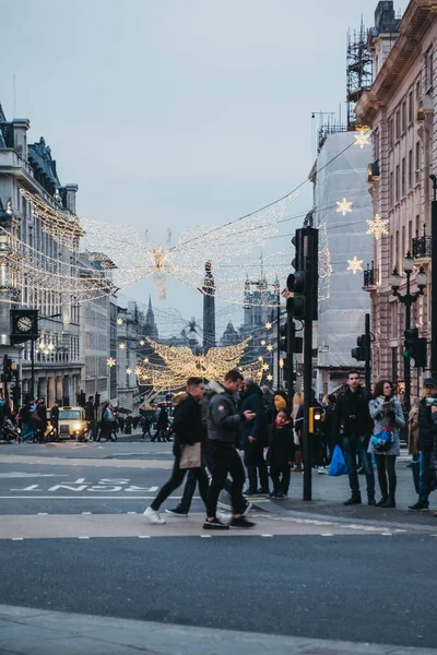 London Wielka Brytania Stycznia 2019 Ludzie Przez Jezdnię Piccadilly Circus — Zdjęcie stockowe