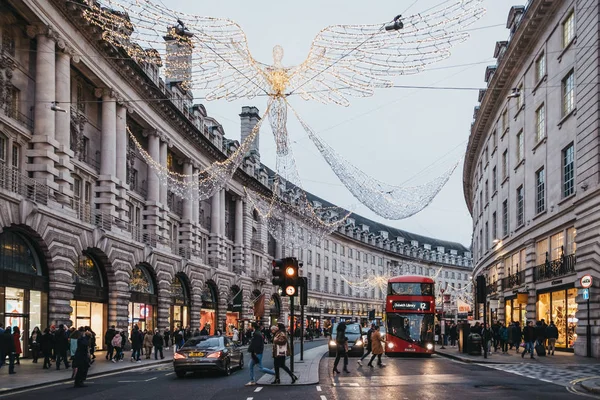 ロンドン イギリス 2019 モーション ブラーがバス リージェント ストリートの天使のクリスマスの照明の下で歩行者 リージェント ストリート ロンドンのウエスト — ストック写真
