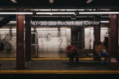 New York, ABD - 2 Haziran 2018: içinde 47-50 Str Rockefeller Center Metro New York, tren üzerinde arka plan hareketli insanlar. New York City Metro dünyanın en eski toplu taşıma sistemlerinden biridir.