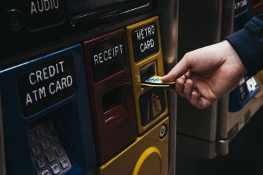 New York, Amerika Birleşik Devletleri - 29 Mayıs 2018: Erkek el koyar Metro kartı içine makinesi New York'ta bir metro istasyonunda bir yukarı. Bir metro kartı bir bilet olarak kullanılır ve iki modda çalışabilir: normal ve sınırsız Ride.