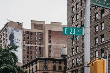 New York, Amerika Birleşik Devletleri - 28 Mayıs 2018: Sokak adı ve yol işaretleri 23nd Doğu Caddesi'ndeki Manhattan, New York'ta bir lamba yayında. New York dünyanın en çok ziyaret edilen şehirlerinden biridir.