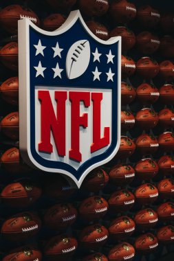 New York, Amerika Birleşik Devletleri - 28 Mayıs 2018: Satır Nfl birleştirerek interaktif oyunlar ve 4 d tiyatro deneyim Times Square, New York, bir ilk-in-onun-tür canlı eylem çekim Amerikan futbol topları.