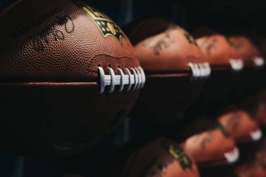 New York, Amerika Birleşik Devletleri - 28 Mayıs 2018: Satır Nfl birleştirerek interaktif oyunlar ve 4 d tiyatro deneyim Times Square, New York, bir ilk-in-onun-tür canlı eylem çekim Amerikan futbol topları.