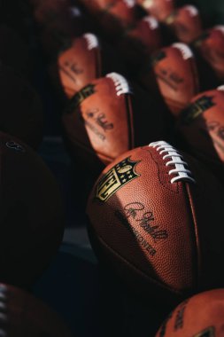New York, Amerika Birleşik Devletleri - 28 Mayıs 2018: Satır Nfl birleştirerek interaktif oyunlar ve 4 d tiyatro deneyim Times Square, New York, bir ilk-in-onun-tür canlı eylem çekim Amerikan futbol topları.