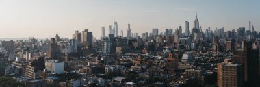 New York, Amerika Birleşik Devletleri - 28 Mayıs 2018: New York manzarası ve konumlar batımında havadan görünümü. New York dünyanın en çok ziyaret edilen şehirlerinden biridir.