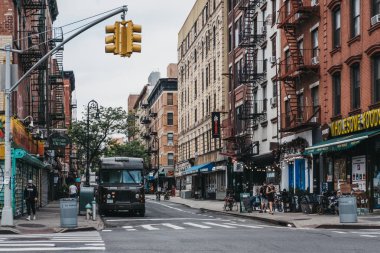 New York, Amerika Birleşik Devletleri - 29 Mayıs 2018: İnsanlar ve araba Lower East Side, New York, ABD bir sokakta. New York dünyanın en çok ziyaret edilen şehirlerinden biridir.