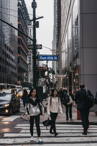 New York Amerikai Egyesült Államok 2018 Május People Crossing East — Stock Fotó