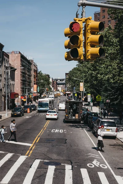 2018年5月29日 在纽约曼哈顿的一条街道上的人和汽车 纽约是世界上游客最多的城市之一 — 图库照片