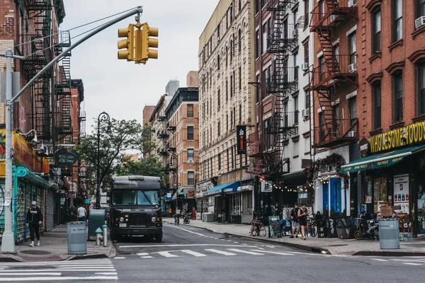 Nova York Eua Maio 2018 Pessoas Carros Uma Rua Lower — Fotografia de Stock