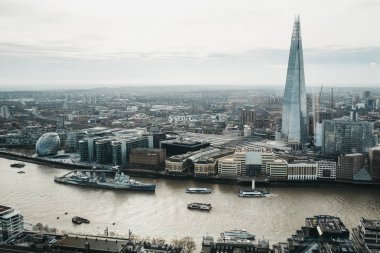 Londra, İngiltere - 13 Ocak 2019: Panoramik Londra ve Shard, şehrin en yüksek binası. Sky Garden, Londra'nın en yüksek kamu bahçe göster