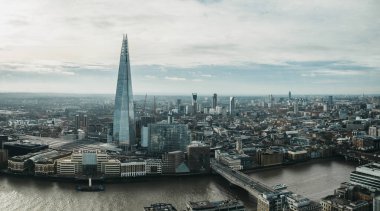 Londra, İngiltere - 13 Ocak 2019: Panoramik Londra ve Shard, şehrin en yüksek binası. Sky Garden, Londra'nın en yüksek kamu bahçe göster