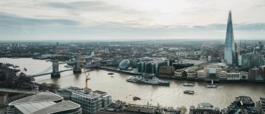 Londra, İngiltere - 13 Ocak 2019: Panoramik Londra ve Shard, şehrin en yüksek binası. Sky Garden, Londra'nın en yüksek kamu bahçe göster