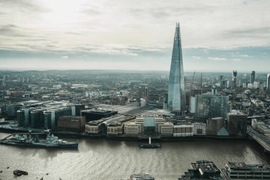 Londra, İngiltere - 13 Ocak 2019: Panoramik Londra ve Shard, şehrin en yüksek binası. Sky Garden, Londra'nın en yüksek kamu bahçe göster