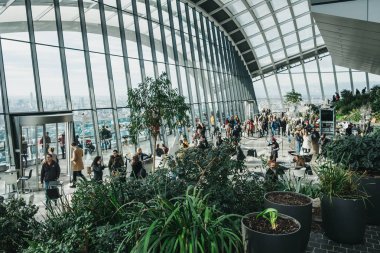 Londra, İngiltere - 13 Ocak 2019: Sky Garden içinde insanlar, Londra'nın en yüksek kamu bahçe bir cam kubbe 20 Fenchurch Street içinde yer alan.