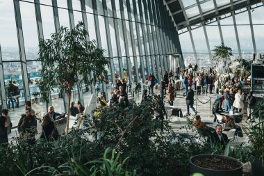 Londra, İngiltere - 13 Ocak 2019: Sky Garden içinde insanlar, Londra'nın en yüksek kamu bahçe bir cam kubbe 20 Fenchurch Street içinde yer alan.
