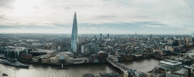 Londra, İngiltere - 13 Ocak 2019: Panoramik Londra ve Shard, şehrin en yüksek binası. Sky Garden, Londra'nın en yüksek kamu bahçe göster