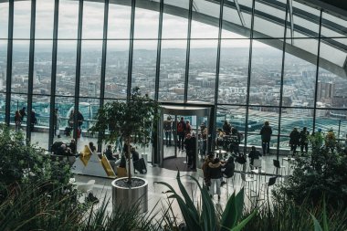 Londra, İngiltere - 13 Ocak 2019: Sky Garden içinde insanlar, Londra'nın en yüksek kamu bahçe bir cam kubbe 20 Fenchurch Street içinde yer alan.