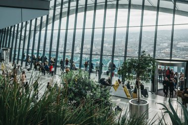 Londra, İngiltere - 13 Ocak 2019: Sky Garden içinde insanlar, Londra'nın en yüksek kamu bahçe bir cam kubbe 20 Fenchurch Street içinde yer alan.