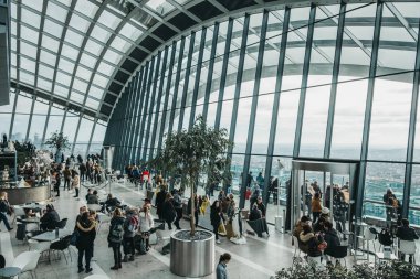 İnsanlar içinde Sky Garden, Londra, İngiltere.