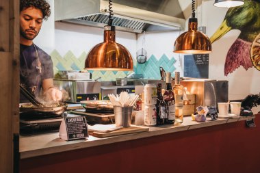 Londra, İngiltere - 13 Ocak 2019: vegan nefesi tribünde Mercato Metropolitano, sürdürülebilir toplumsal Pazar Londra'da alan canlandırıcı ve çevreyi koruma odaklı çalışan adam.