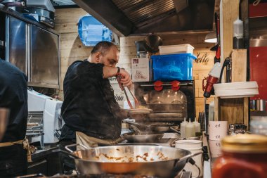 Londra, İngiltere - 13 Ocak 2019: makarna tribünde Mercato Metropolitano, sürdürülebilir toplumsal Pazar Londra'da alan canlandırıcı ve çevreyi koruma odaklı çalışan adam.