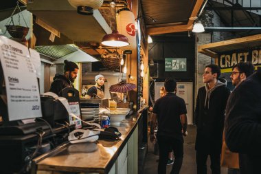 Londra, İngiltere - 13 Ocak 2019: Mercato Metropolitano, sürdürülebilir toplumsal Pazar alanının canlandırıcı ve çevreyi koruma odaklı Londra'da tribünde Hermanos Taco House, insanlar.