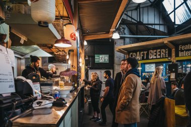 Londra, İngiltere - 13 Ocak 2019: Mercato Metropolitano, sürdürülebilir toplumsal Pazar alanının canlandırıcı ve çevreyi koruma odaklı Londra'da tribünde Hermanos Taco House, insanlar.