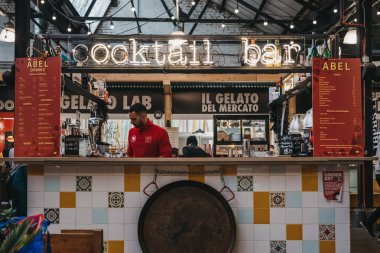 Londra, İngiltere - 13 Ocak 2019: Kokteyl barda Mercato Metropolitano, Londra'nın ilk sürdürülebilir toplumsal pazar odaklı mahalle canlandırılarak ve çevreyi korumak.
