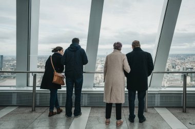 Londra, İngiltere - 13 Ocak 2019: Sky Garden, Londra, içinde belgili tanımlık pencere tarafından duran insanlar manzaranın arka görünümü. Sky Garden, Londra'nın en yüksek kamu bahçe.