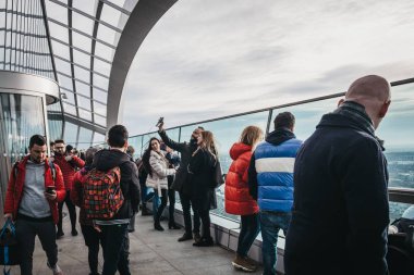 Londra, İngiltere - 13 Ocak 2019: Sky Garden bir açık hava balkonda selfies alan insanlar, Londra'nın en yüksek kamu bahçe bir cam kubbe 20 Fenchurch Street içinde yer alan.