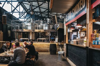 Londra, İngiltere - 13 Ocak 2019: Alan canlandırılarak ve çevreyi koruma Mercato Metropolitano Barbekü ve burger standında kişilerce, Londra'da ilk sürdürülebilir toplumsal pazar odaklı.