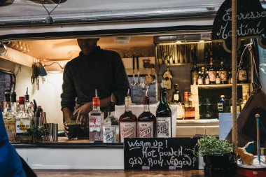 Londra, İngiltere - 13 Ocak 2019: Alan canlandırılarak ve çevreyi koruma Mercato Metropolitano içecekler kamyon tribünde personeli, Londra'da ilk sürdürülebilir toplumsal pazar odaklı.