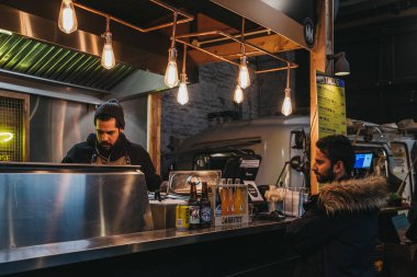 Londra, İngiltere - 13 Ocak 2019: Mercato Metropolitano, sürdürülebilir toplumsal Pazar alanının canlandırıcı ve çevreyi koruma odaklı Londra'da tribünde Hermanos Taco House, insanlar.