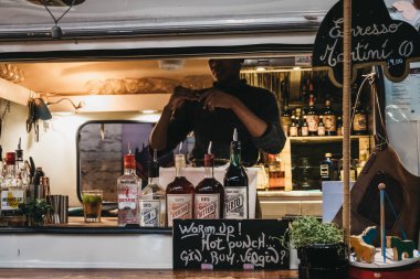 Londra, İngiltere - 13 Ocak 2019: Alan canlandırılarak ve çevreyi koruma Mercato Metropolitano içecekler kamyon tribünde personeli, Londra'da ilk sürdürülebilir toplumsal pazar odaklı.