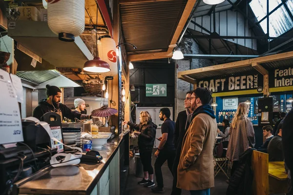 London Egyesült Királyság 2019 Január Emberek Hermanos Taco Ház Állni — Stock Fotó