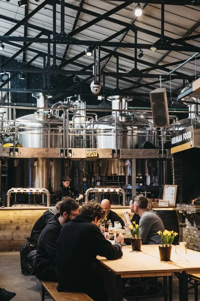 Londres Reino Unido Janeiro 2019 Pessoas Sentadas Stand Cervejas Artesanais — Fotografia de Stock