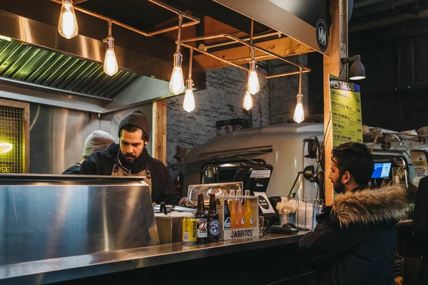 Londra, İngiltere - 13 Ocak 2019: Mercato Metropolitano, sürdürülebilir toplumsal Pazar alanının canlandırıcı ve çevreyi koruma odaklı Londra'da tribünde Hermanos Taco House, insanlar.