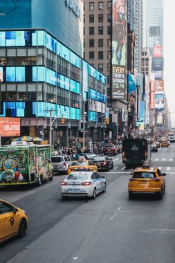 New York, Amerika Birleşik Devletleri - 30 Mayıs 2018: Sarı taksiler yaz New York, ABD, sokakta. Sarı taksiler kentin simgeleri olarak dünya çapında tanınır.