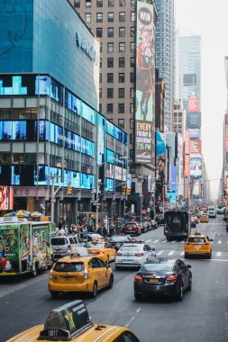 New York, Amerika Birleşik Devletleri - 30 Mayıs 2018: Sarı taksiler yaz New York, ABD, sokakta. Sarı taksiler kentin simgeleri olarak dünya çapında tanınır.