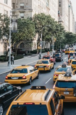 New York, Amerika Birleşik Devletleri - 30 Mayıs 2018: Sarı taksiler yaz New York, ABD, sokakta. Sarı taksiler kentin simgeleri olarak dünya çapında tanınır.