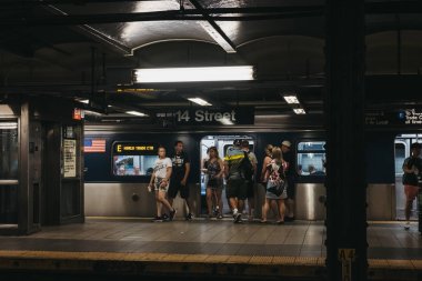 New York, ABD - 2 Haziran 2018: insanların 14th Street Metro İstasyonu'na New York, ABD, trende. New York City Metro dünyanın en eski toplu taşıma sistemlerinden biridir.