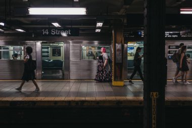 New York, Abd - 2 Haziran 2018: New York'ta 14th Street istasyonu metro platformunda insanlar, istasyonda tren. New York Metrosu dünyanın en eski toplu taşıma sistemlerinden biridir..